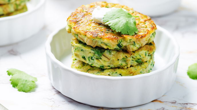 Zucchini-Puffer mit Haferflocken: Unser Low-Carb-Rezept gegen Heißhungerattacken