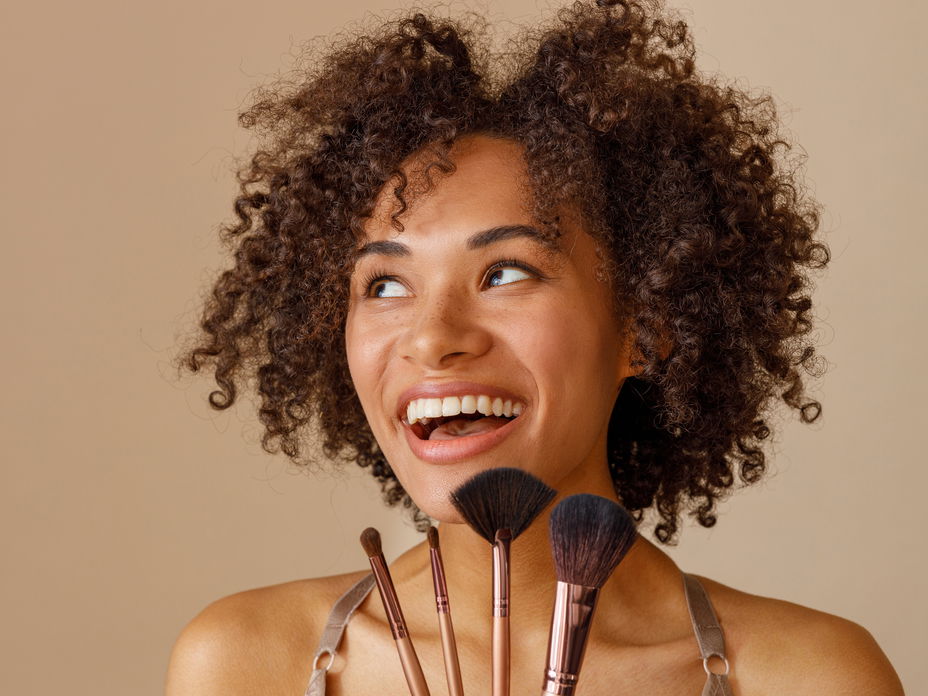 Frau hält Make-up-Pinsel in der Hand