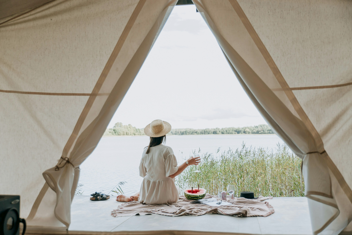 Eine Frau beim Camping