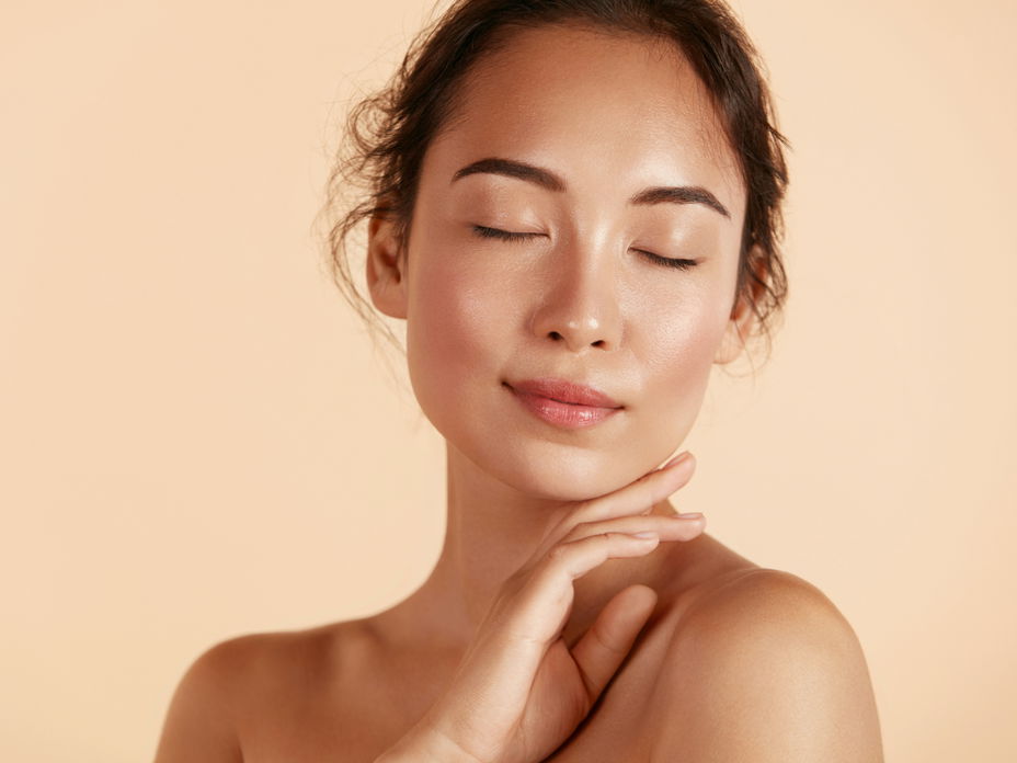 Frau mit Selbstbräuner-Contouring im Gesicht