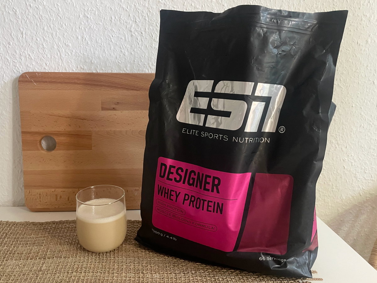 Designer Whey von ESN im Beutel und im Glas.