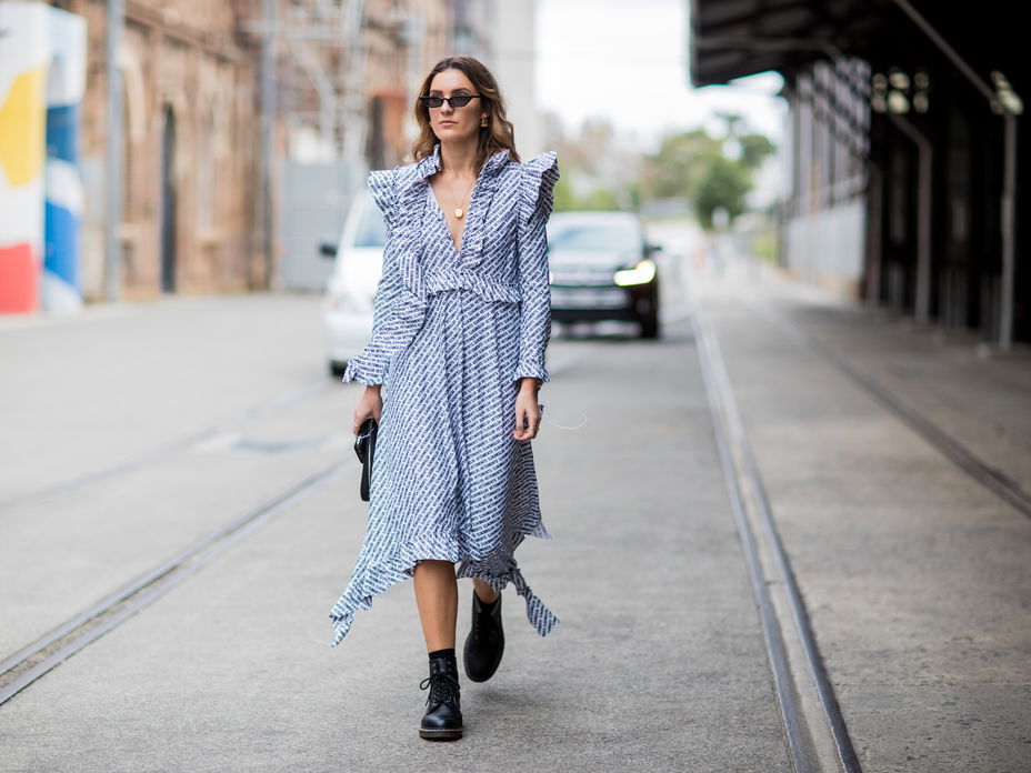Frau mit Sonnenbrille, Maxikleid und Dr. Martens
