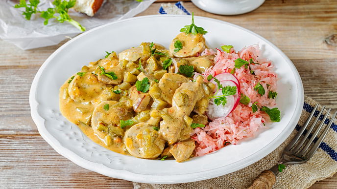 Rezept für bayerische Schnitzelpfanne mit Weißwürsten und Bier 