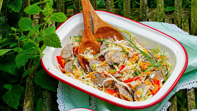 Rezept für Bratwurstsalat mit Kohl, Möhren und Senf