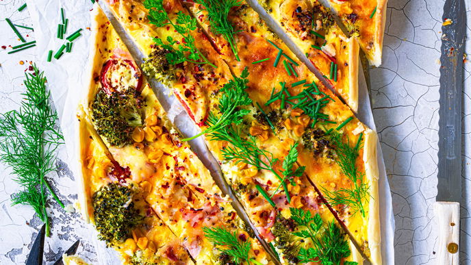 Rezept für Gemüse-Blechkuchen mit Mais und Schinken