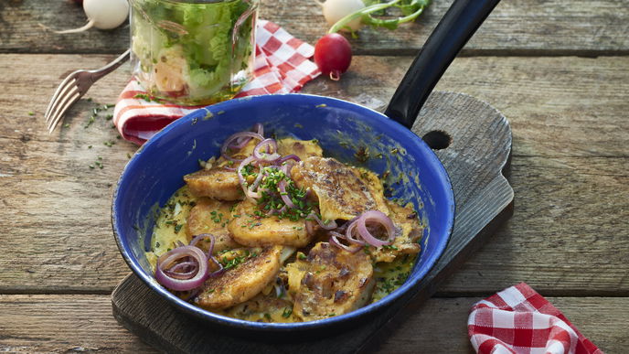 Rezept für geröstete Semmelknödel mit Ei und Salat