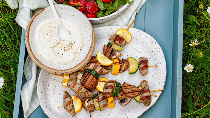 Rezept für Bratwurst-Spieße mit Tomaten-Rucola-Salat 