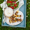 Rezept für Bratwurst-Spieße mit Tomaten-Rucola-Salat 
