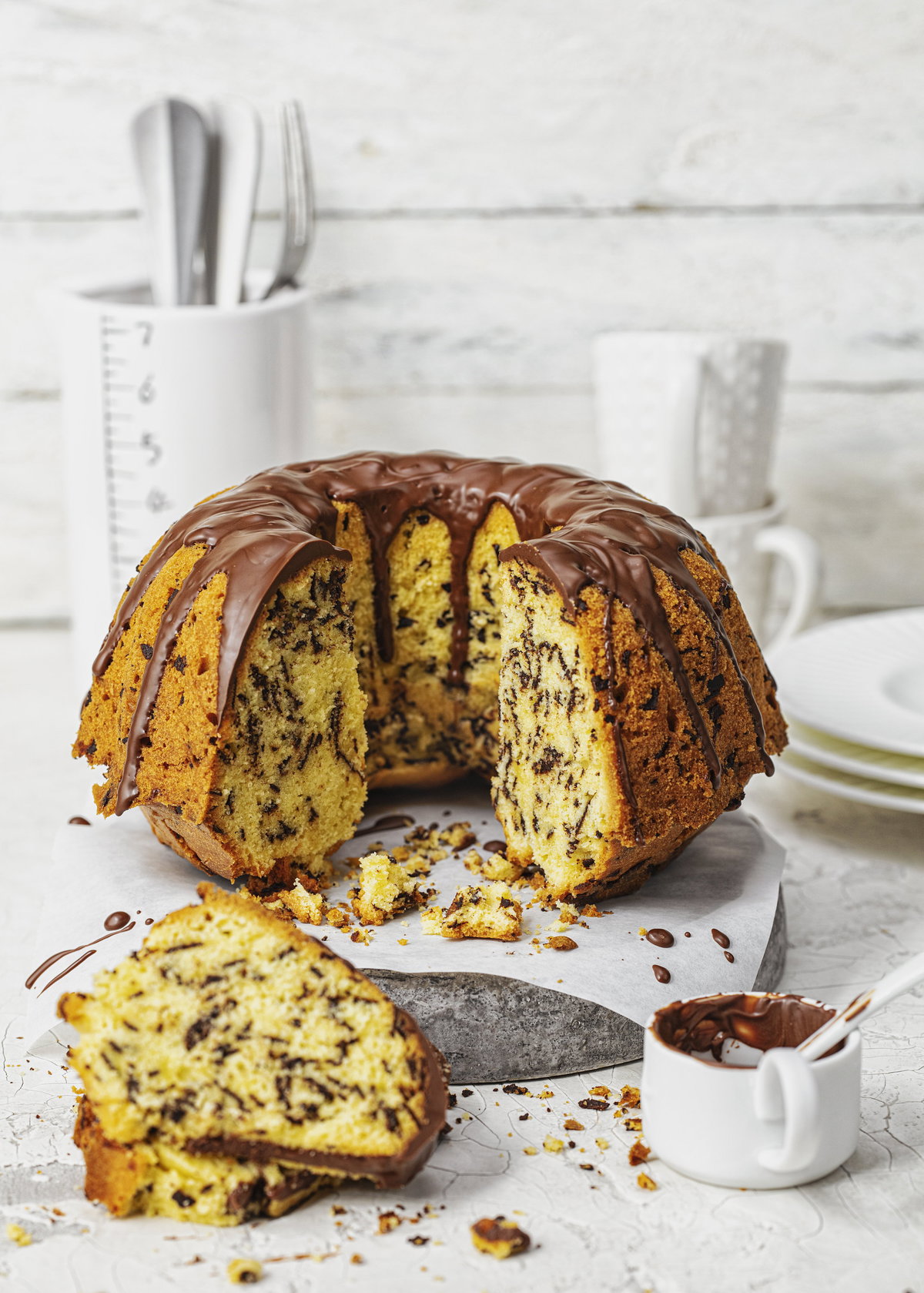 Zuckerfreier Napfkuchen mit Schokolade aufgeschnitten