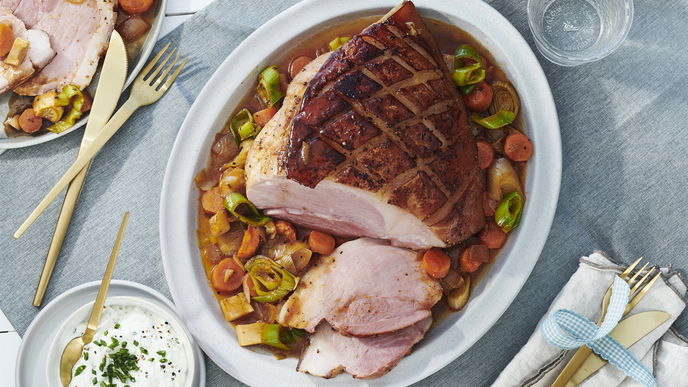 Rezept für Schinkenbraten mit Apfel-Ahornsirup-Glasur und Schnittlauchschmand