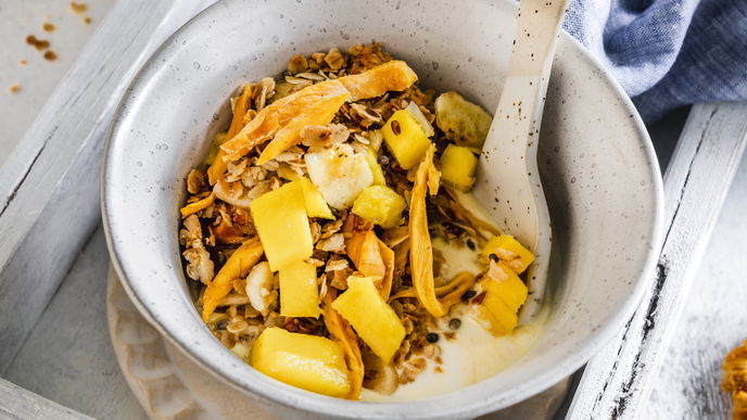 Rezept für tropisches Granola mit Kurkuma-Tonka-Joghurt