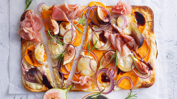 Mediterraner Flammkuchen mit Feigen, Ziegenkäse und Honig