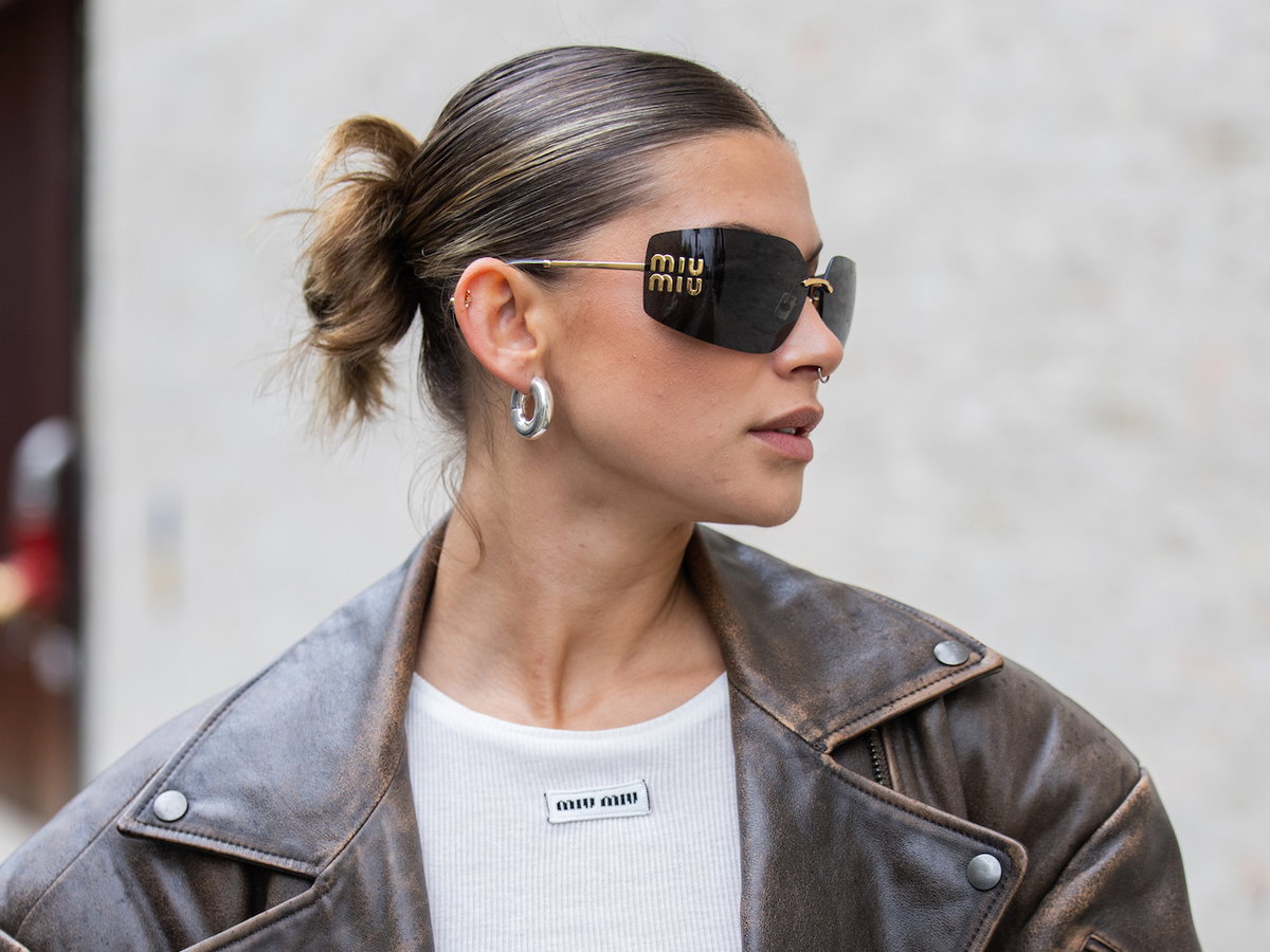 Frau mit Sleek Frisur und Sonnenbrille