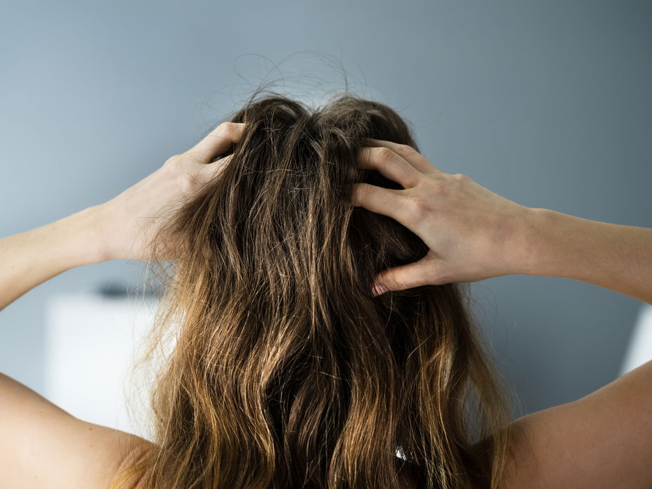 Frau mit abgebrochenen Haaren