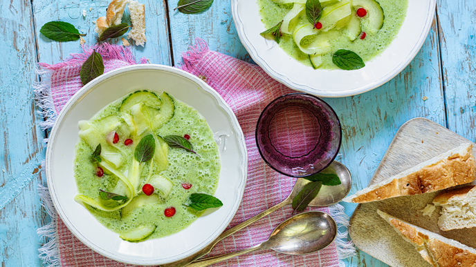 Unser Rezept für eine kalte Gurkensuppe mit Ayran und Minze