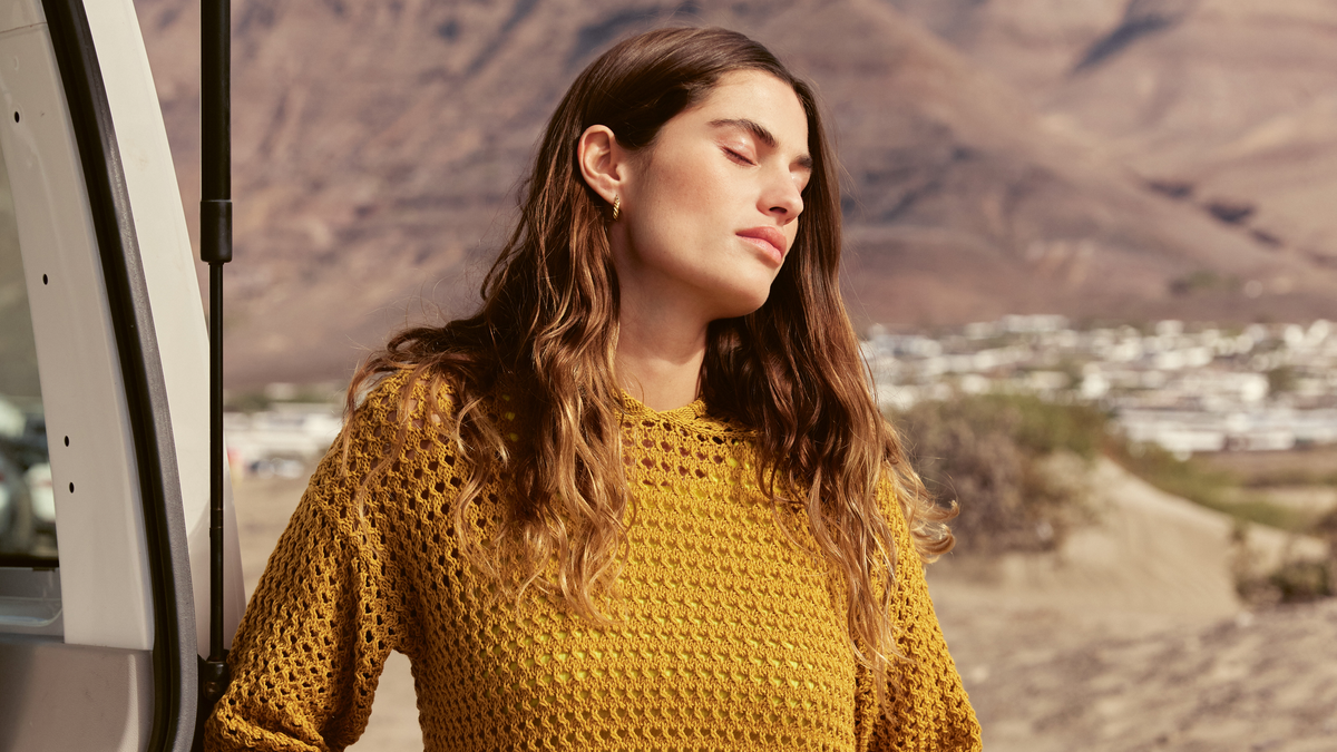 Sommerlicher Begleiter: Luftiger Kapuzenpullover zum Selberstricken (kostenlos)