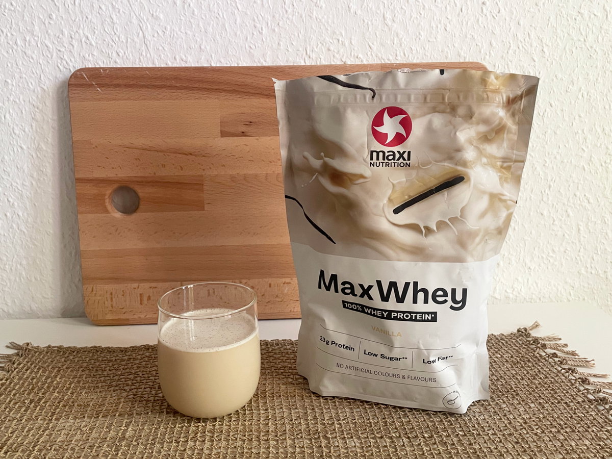 MaxWhey von Maxi Nutrition im Beutel und im Glas.