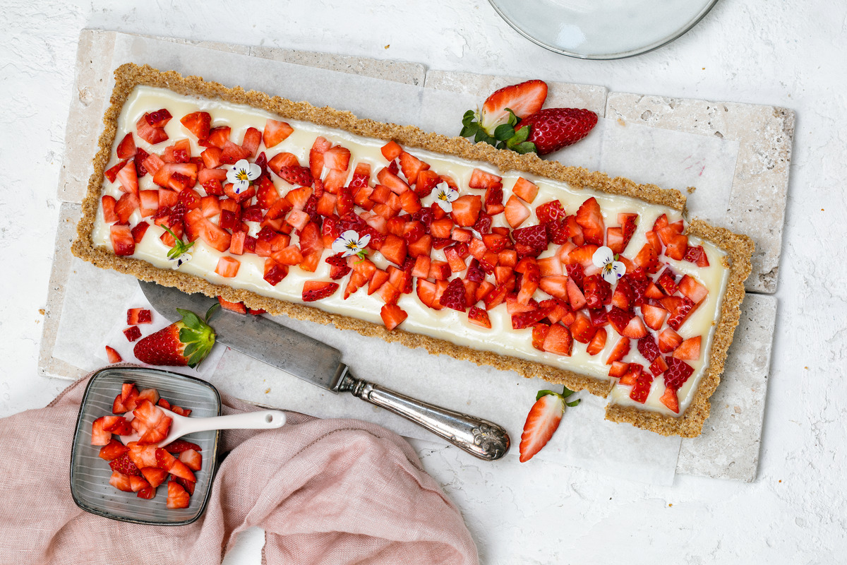 Nachtisch mit Haferflocken - Erdbeer-Tarte mit Haferflocken und weißer Schokolade