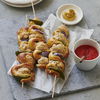 Rezept für Brezel-Spieße mit Hackbällchen, Paprika und Zwiebel