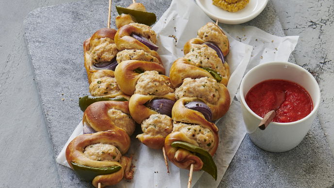 Rezept für Brezel-Spieße mit Hackbällchen, Paprika und Zwiebel 