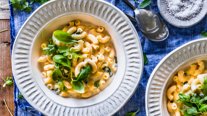 Blitzrezept für One-Pot-Makkaroni mit cremig-würziger Basilikum-Käsesoße