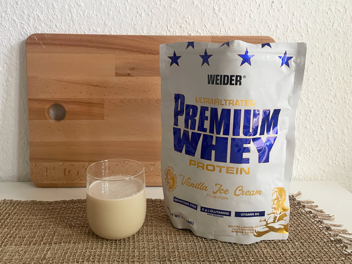 Premium Whey von Weider im Beutel und im Glas.