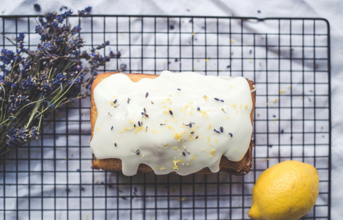 Kuchen mit Guss auf einem Blech