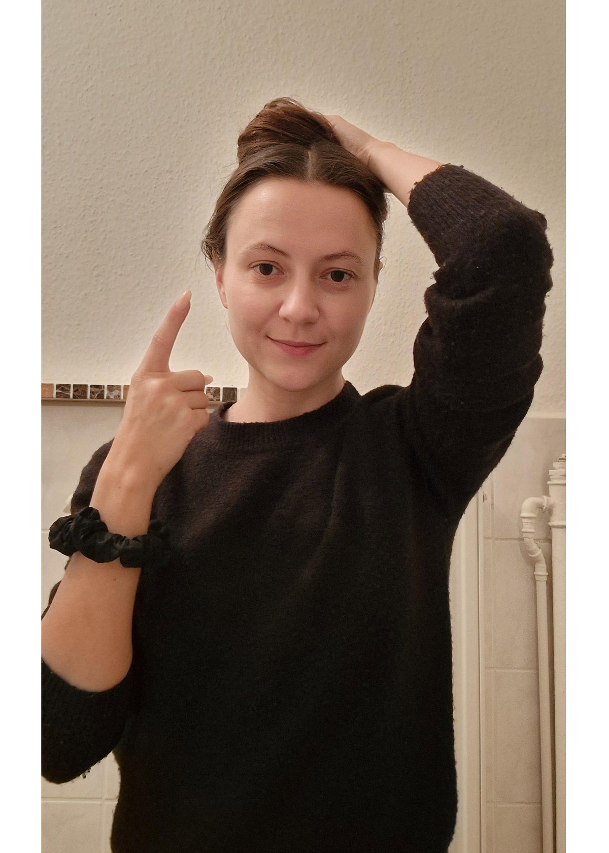 FürSie-Redakteurin Silva Oldenburg fasst ihre Haare zum Schlafen zu einem lockeren Dutt zusammen.