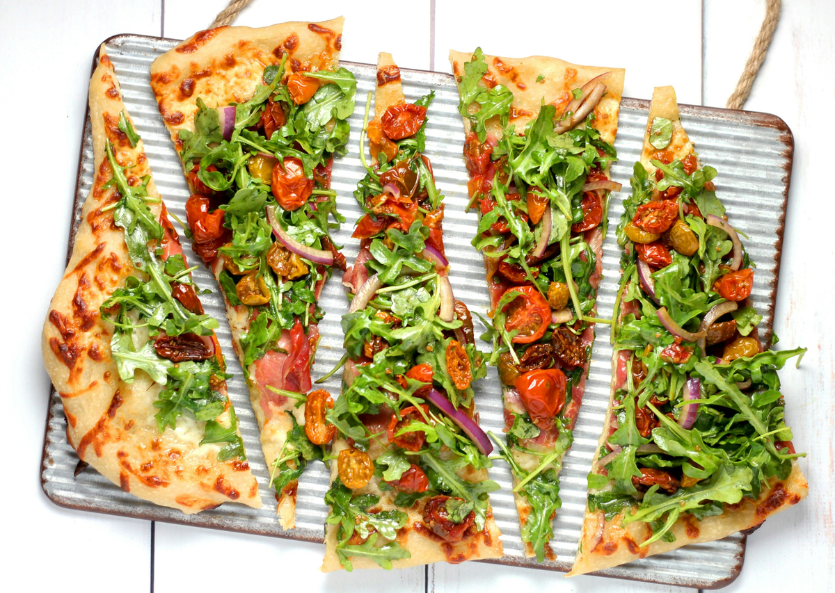 Schnelle Picknick-Idee für eine schnelle Blätterteig-Pizza mit Gemüse