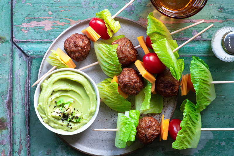 Schnelle Picknick-Idee für Burger-Spieße mit Avocado-Mayonnaise