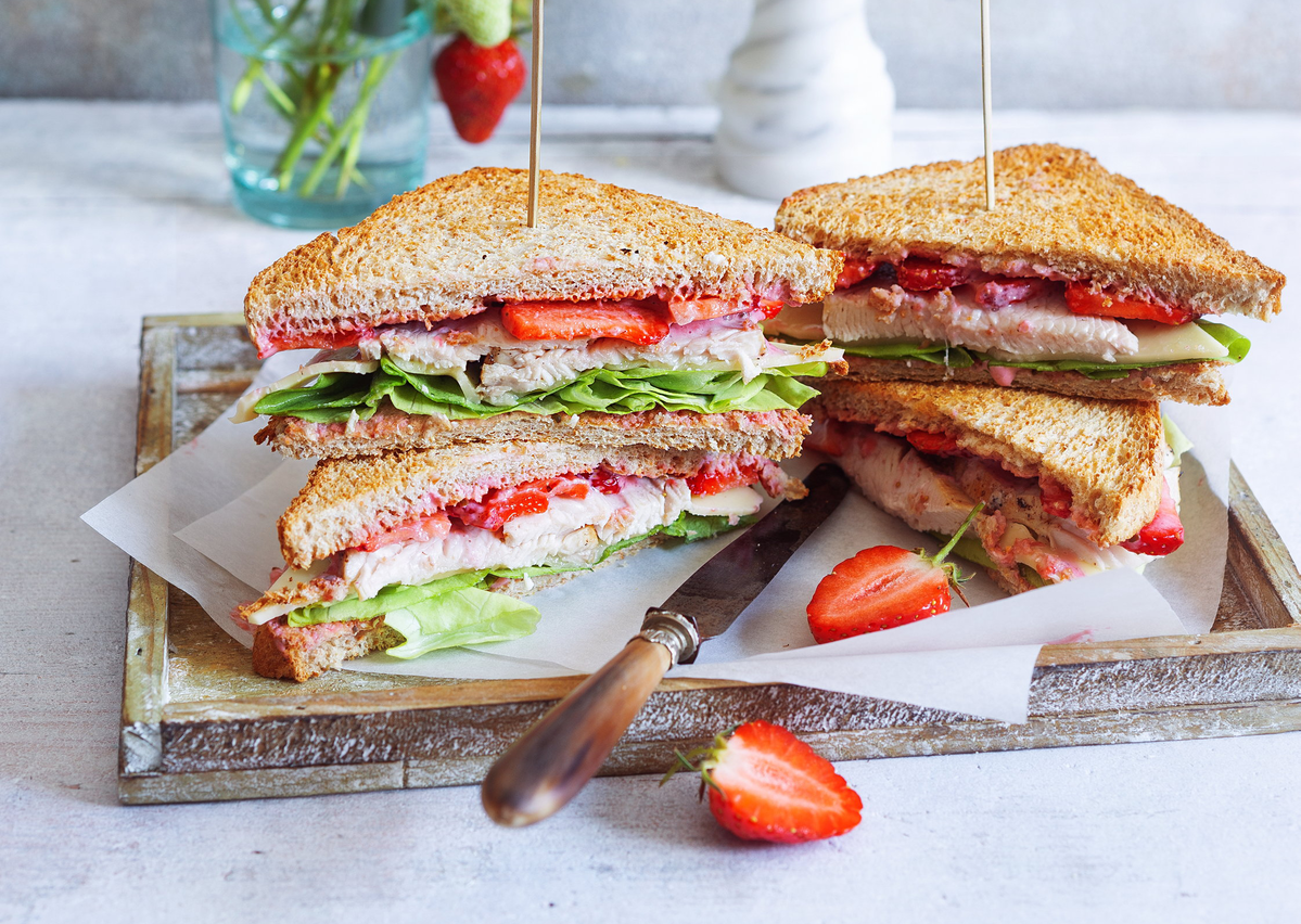 Schnelle Picknick-Idee für ein fruchtiges Erdbeer-Sandwich mit Putenfleisch