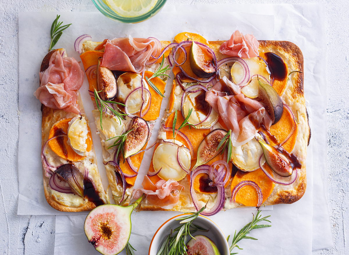 Schnelle Picknick-Idee für einen sommerlichen Flammkuchen mit Feigen
