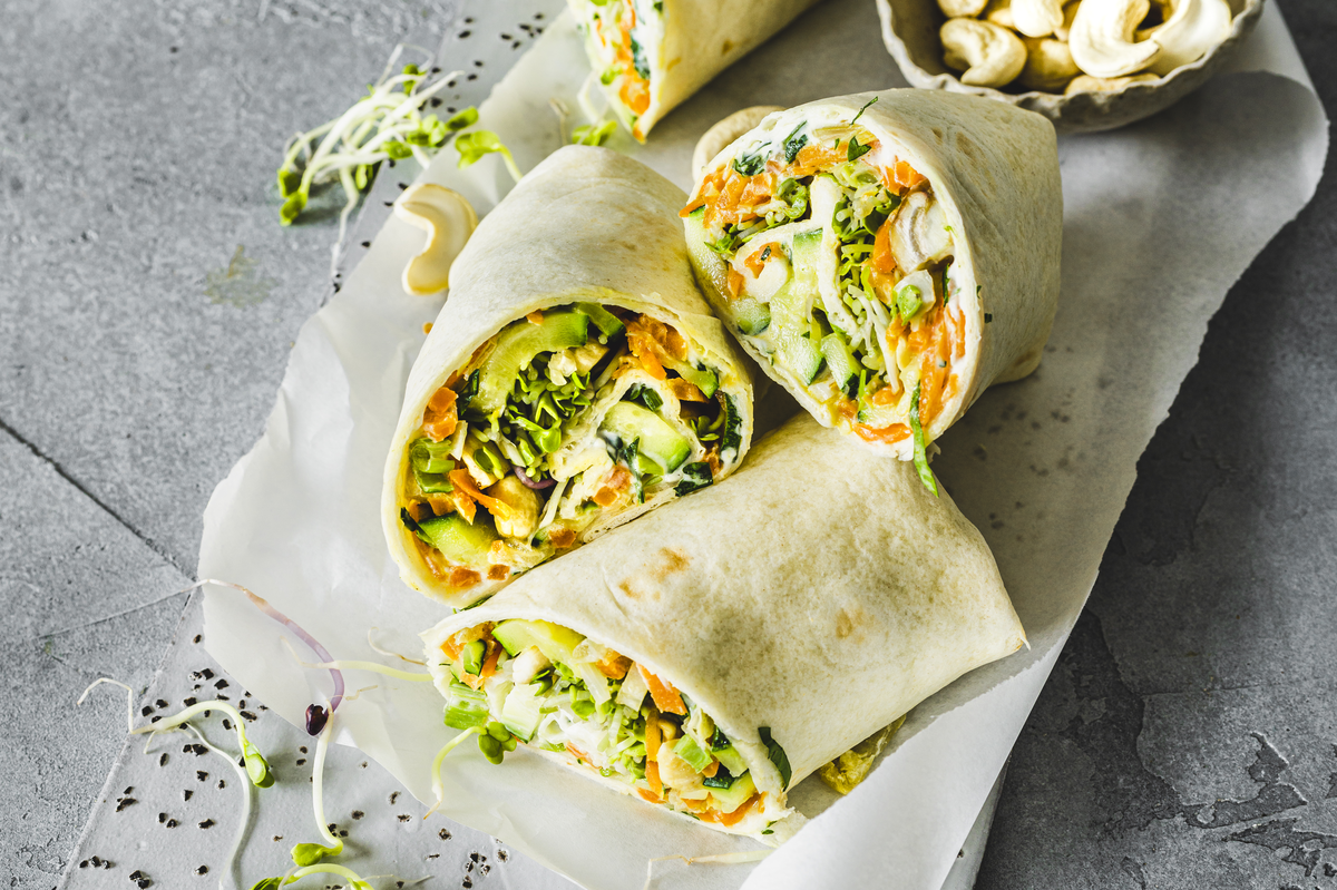 Schnelle Picknick-Idee für Gemüse-Wraps mit Kräutercreme