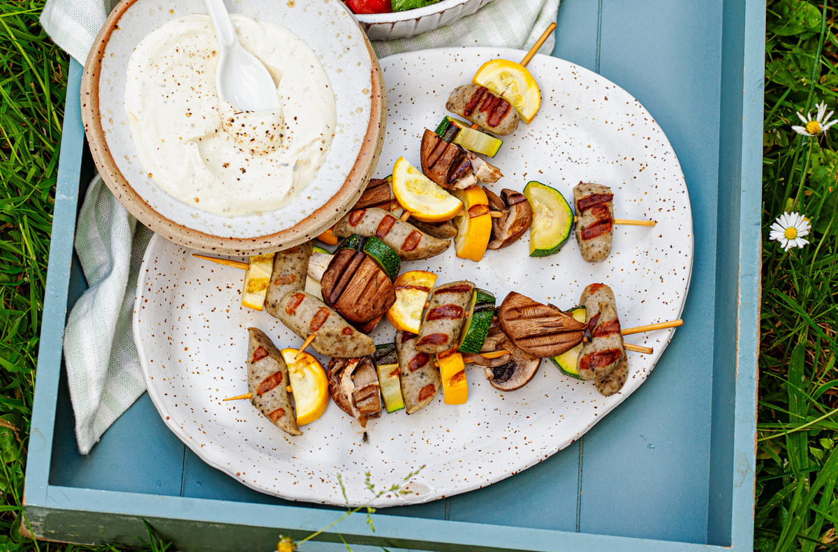 Schnelle Picknick-Idee für Bratwurst-Spieße mit Tomaten-Rucola-Salat