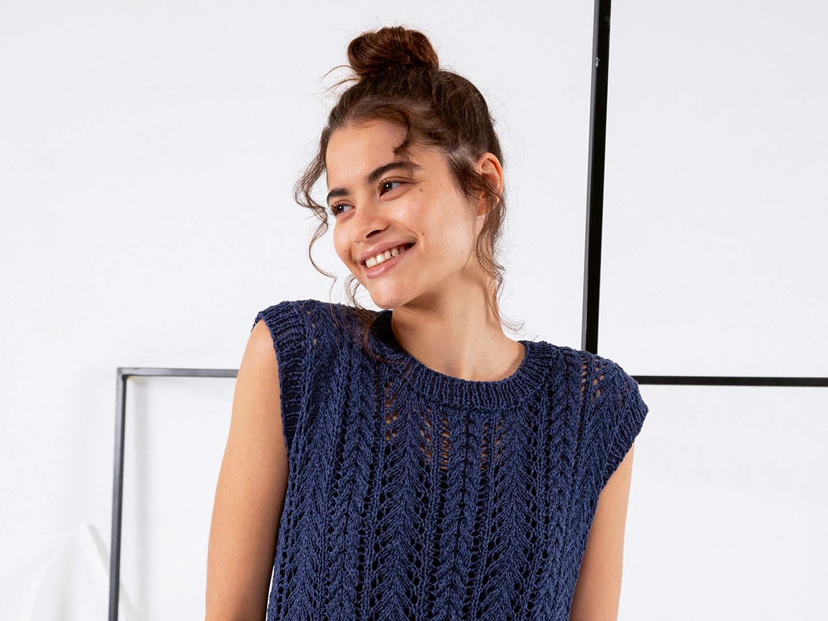 Model in gestricktem Sommerpullunder von LANGYARNS