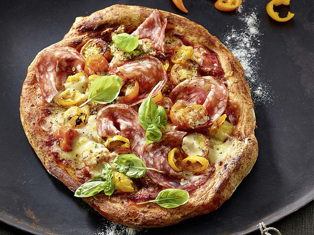 Tomaten-Salami-Pizza