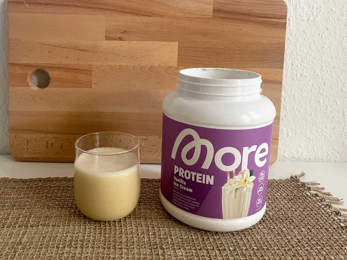 Total Protein von More Nutrition in der Dose und im Glas.