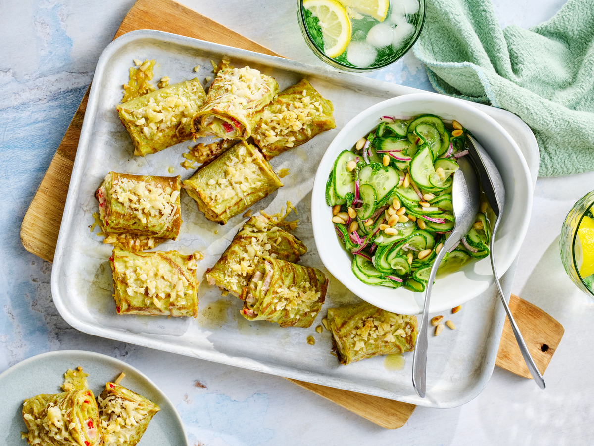 Überbackene Crepes mit Kräutern und Gurkensalat