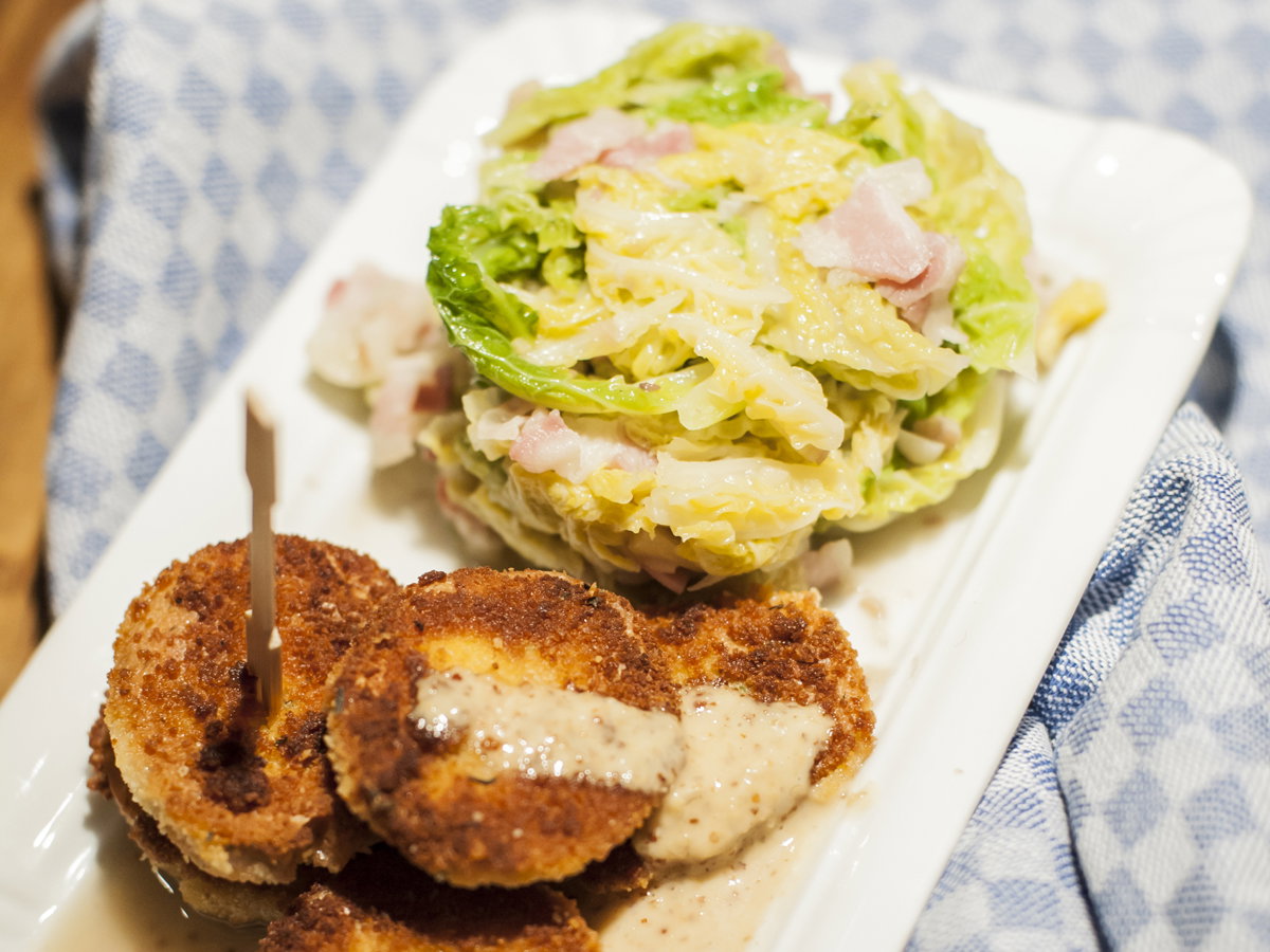 Panierte Weißwürstl mit Maroni-Speck-Wirsing