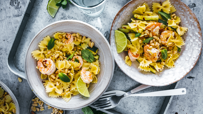 Erfrischende Garnelen-Pasta mit Zucchini und Pinienkernen 
