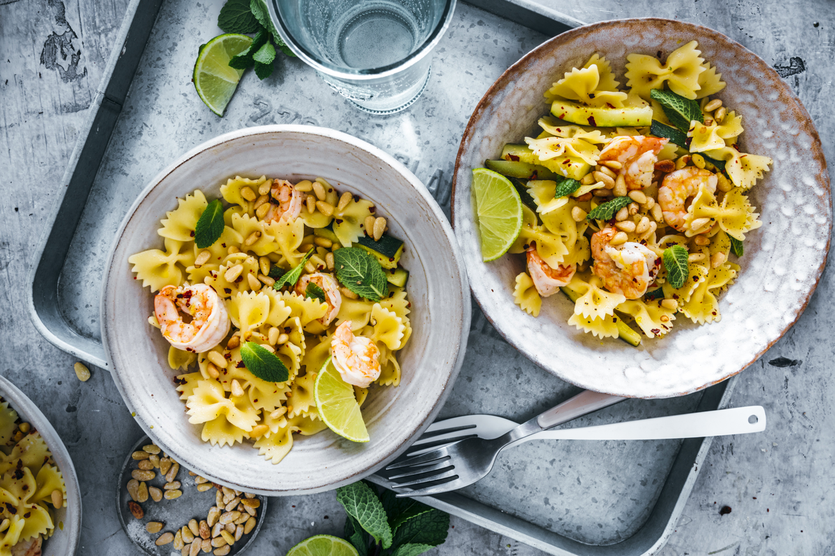 Garnelen-Pasta mit Zucchini und Pinienkernen