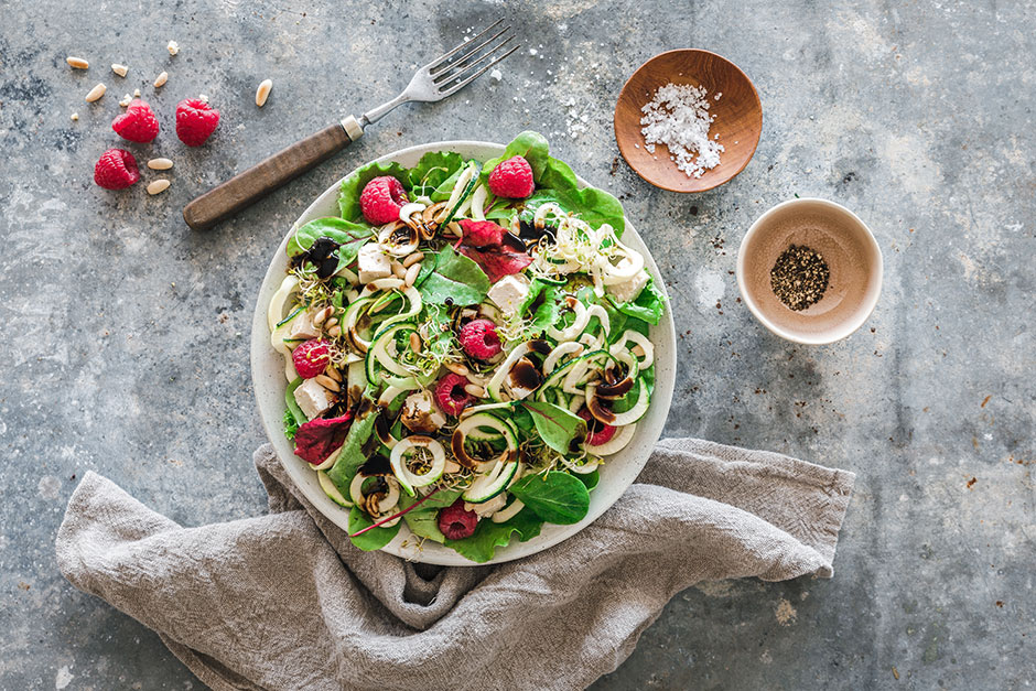 Frischer Pflücksalat mit Zucchini-Spiralen, Feta und Himbeeren