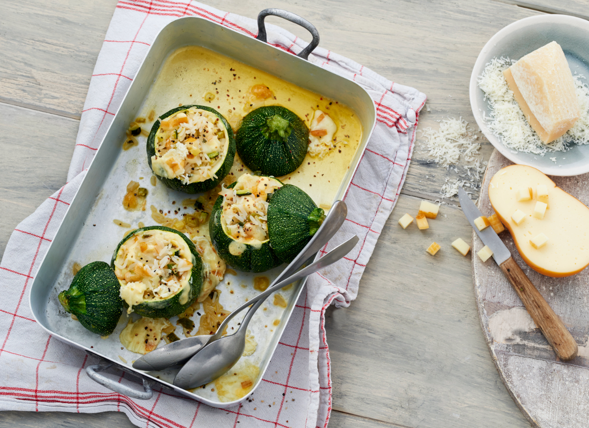 Schnelle Zucchini mit Käse-Reis-Füllung