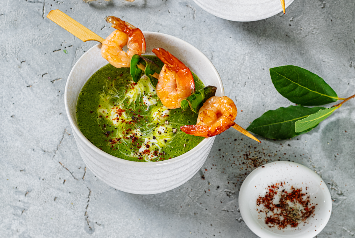 Schnelles Rezept für ein Zucchini-Chili-Süppchen mit Garnelen-Spießen