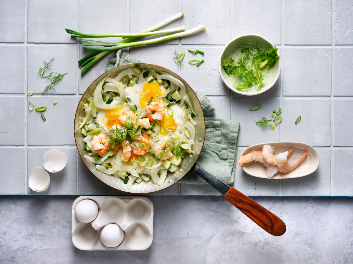 Schnelles Zucchini-Fenchel-Shakshuka mit Garnelen