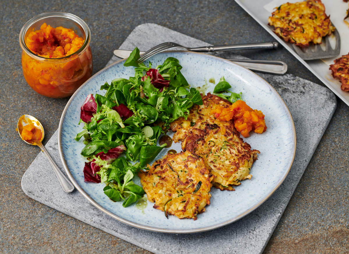 Schnelle Zucchini-Rösti mit Kürbischutney