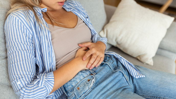 Bauchschmerzen nach dem Essen? Warum der Magen weh tut und wie es wieder weg geht