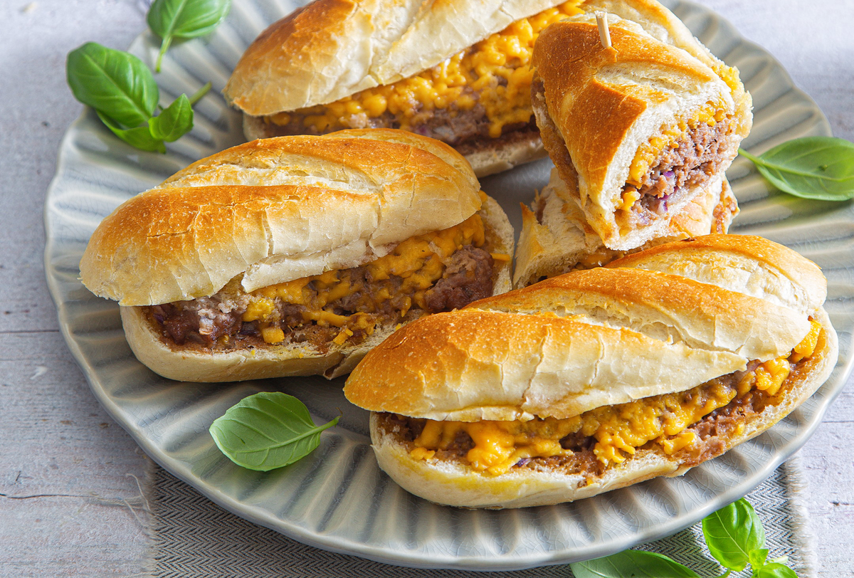 Belegte Brötchen Ideen - Gefüllte Baguettebrötchen mit Hackfleisch und Käse