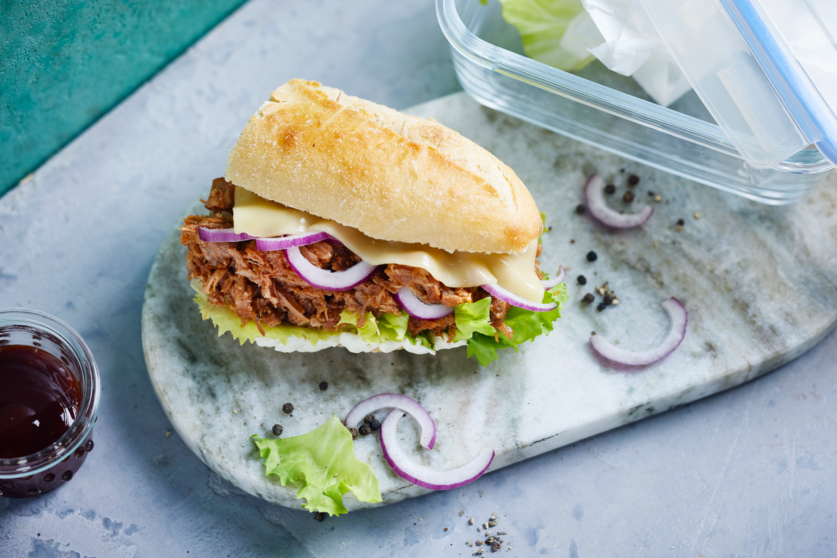 Belegte Brötchen Idee für ein Pulled Pork Sandwich