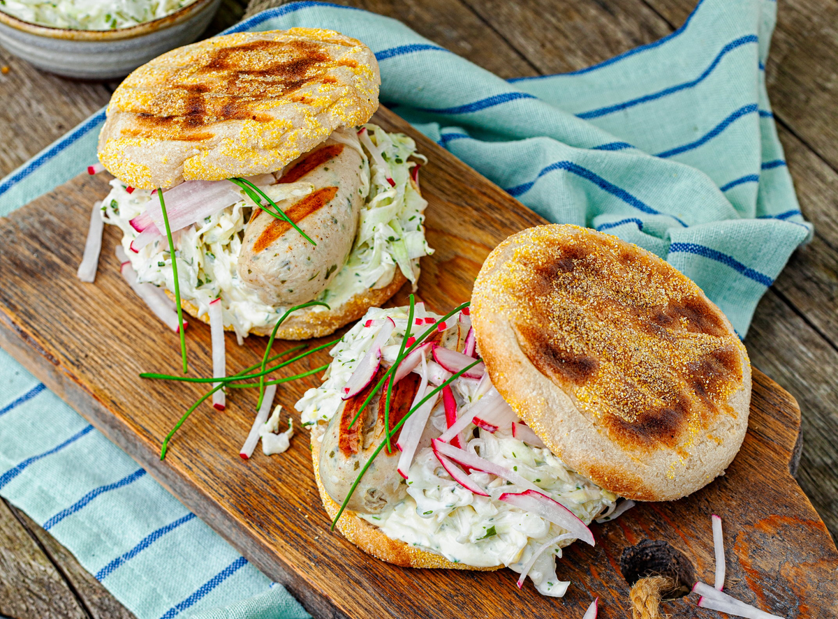 Belegte Brötchen Idee für Weißwurst-Brötchen mit Krautsalat